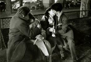 Sabine Weiss -- Kissing Teenages, Paris