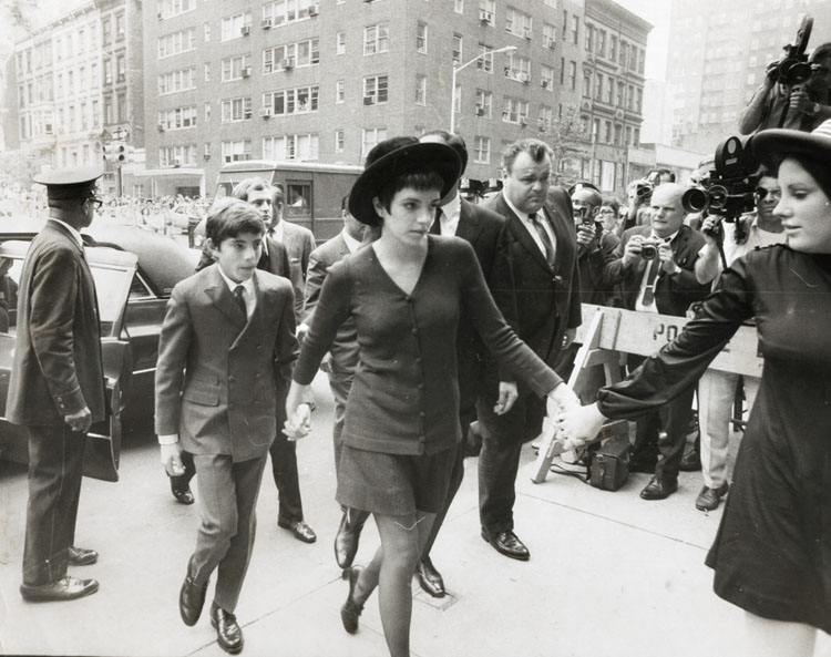 Frank Hurley - Hand in Hand Arriving for Funeral Services for Judy Garland are (l-r): Joseph Luft, Liza Minelli and Lorna Luft. Frank Hurley - Hand in Hand Arriving for Funeral Services for Judy Garland are (l-r): Joseph Luft, Liza Minelli and Lorna Luft.