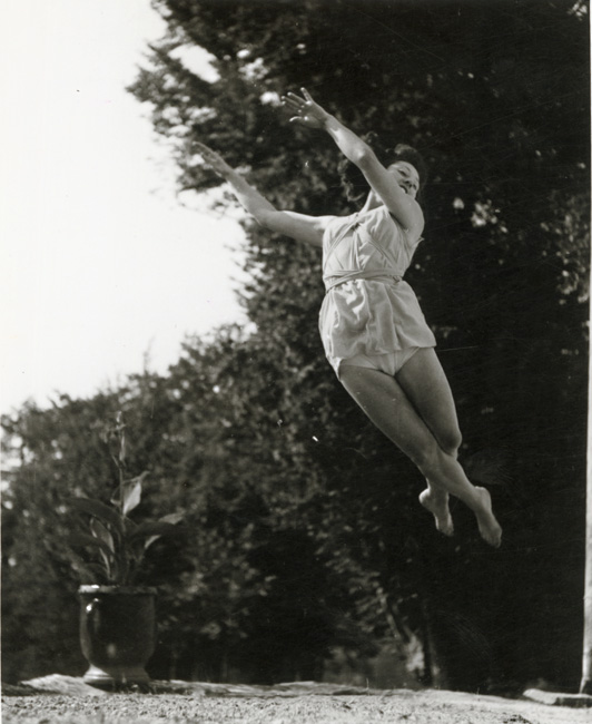 Jacques-Henri Lartigue - Huguette Sabouret au Château des Essarts, Veyvialle, France