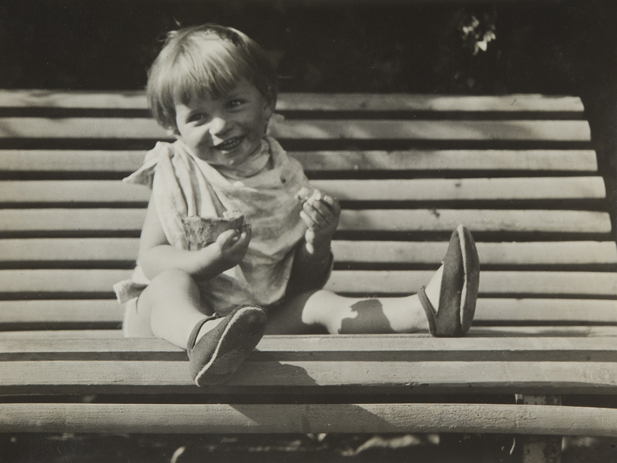 Andre Kertesz - Le Soleil est Son Ami (Le Gouter sur le Banc), Paris