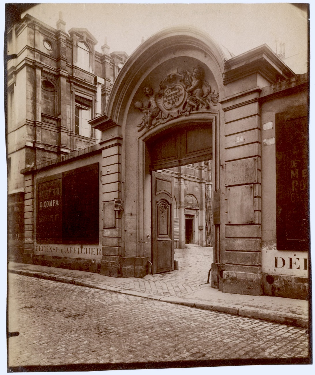 Jean-Eugene-Auguste Atget - Hôtel Lamoignon, Paris Jean-Eugene-Auguste Atget - Hôtel Lamoignon, Paris