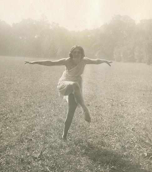 Dancer Jeanne Ronsay at St. Cloud, France (4 Images)
