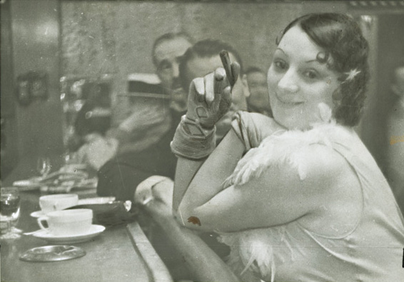 Kiki in a Montparnasse Bar (lle Coupole)