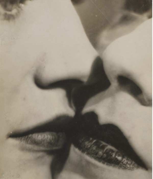 Man Ray's "Le Baiser" is the cover for the Therond auction catalogue. Man Ray's "Le Baiser" is the cover for the Therond auction catalogue.