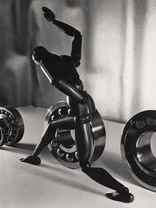 Sasha Stone. S.K.F. ball bearings, 1924-1929. Vintage gelatin silver print. Coll. Amsab-IHS fo028512. Sasha Stone. S.K.F. ball bearings, 1924-1929. Vintage gelatin silver print. Coll. Amsab-IHS fo028512.